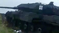 Ruské ministerstvo obrany zveřejnilo záběry údajně ukořistěného tanku německé...