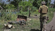 Mrtvý ruský voják u osvobozené ukrajinské obce Neskune  (13. ervna 2023)