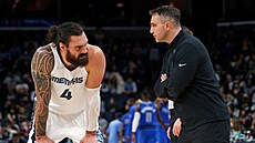 Srbský trenér Darko Rajakovi� (vpravo).