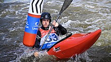 Jakub Krejí bhem kvalifikace kayakcrossu na Svtovém poháru v Praze.