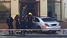 Do dve�í obchodu s luxusní obuví v centru Prahy vjelo kolem 14:30 osobní auto....