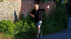 Britského expremiéra Borise Johnsona vyfotili pi bhu nedaleko jeho domu v...