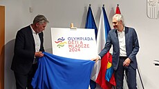 Logo olympiády odhalují námstek hejtmana Pavel Klíma a místopedseda OV Filip...