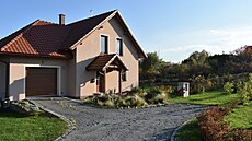P�íjezd k domu i parkování má rodina na pozemku také vy�e�ené pom�rn� elegantn�.