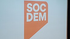 Nové logo sociální demokracie, stylizovaný okvtní lístek re v cihlové barv...
