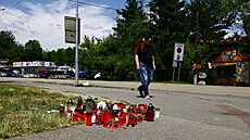Na místě sobotní vraždy mladého Roma u Brněnské přehrady se objevily svíčky a...