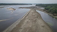 Pláž, která se objevila po prudkém poklesu hladiny vody v řece Dněpr po zničení...