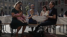 Spolek Piána po�ádal na ulici dal�í takzvaný dlouhý st�l na Pra�ském hrad� v...