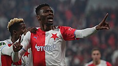 Slávista Ibrahim Traoré (vpravo) a spoluhrá� Peter Olayinka se radují z gólu...