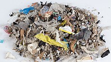 Komunální odpad pomocí nové technologie p�em��ují na stavební desky.