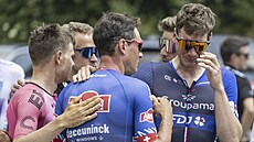 Zdrcení cyklisté na závodu Kolem výcarska poté, co se dozvdli, e Gino Mäder...