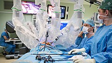 V ostravské fakultní nemocnici lékai za pomocí robota poprvé operovali plíce.