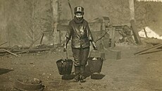 Lewis Hine zachytil chlapce pi práci v uhelném dole v Alabam.
