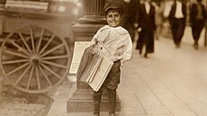 Fotografie Lewise Hineho z roku 1913. Chlapec v Dallasu prodává noviny.