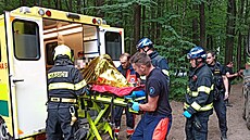 Hasi�i pomáhali se záchranou zran�ného a podchlazeného mu�e z potoka ve...