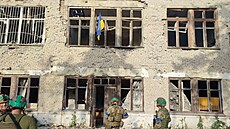 Ukrajintí vojáci stojí ped svou vlajkou bhem operace, na jejím základ bylo...