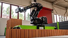 Vývoj robota byl koncipován tak, aby splnil pravidla bezpenosti na stavbách....