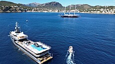 Bezosova superjachta nemá heliport. Sou�ástí superjachty Koru je tudí� men�í...