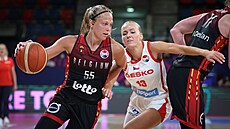 eská basketbalistka Petra Holeínská brání Belgianku Julii Allemandovou.