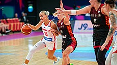 eska basketbalistka Petra Holeínská prochází belgickou obranou.