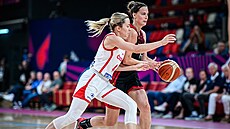eská basketbalistka Gabriela Andlová brání Belgianku Antonii Delaerovou.
