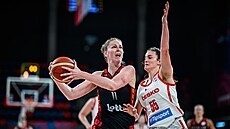 eská basketbalistka Simona Sklenáová brání Belgianku Emmu Meessemanovou.