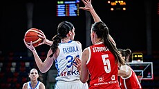 eská basketbalistka Natálie Stoupalová (vpravo) brání ekyni Mariellu...