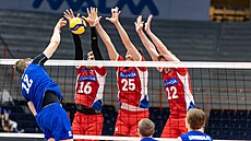 etí volejbalisté blokují finský útok.