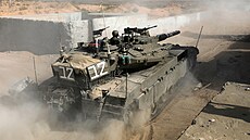 Izraeltí vojáci s tankem typu Merkava 3 (17. ervence 2014)