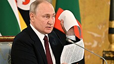 Ruský prezident Vladimir Putin ukazuje lídr�m afrických zemí údajné ujednání o...