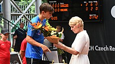 Dalibor Svrina je vítzem dvouhry na prostjovském challengeru, vpravo...