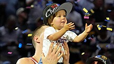 Nikola Joki slaví titul NBA pro Denver s dcerou.