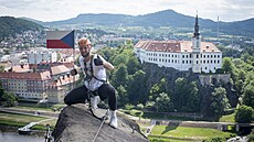 Mat�j Svoboda naplnil sázku, dvoumetrový basketbalista vystoupal po ferrat� nad...