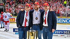 Hlavní t�inecký trenér Václav Vara�a (uprost�ed) a jeho asistenti Ale� Kráto�ka...