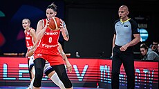eská basketbalistka Renáta Bezinová u míe v zápase s Itálií
