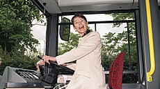 Glenda Jacksonová jako britská ministryn dopravy na snímku z roku 1997