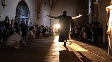 Zábr z nadánrového pedstavení Sancti v prostorách praského Aneského...