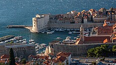 Výhled z výky na pístav a historické centrum msta Dubrovník