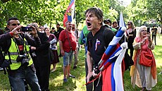Píznivci Ruska na demonstraci ped ruským velvyslanectvím v Praze (10. ervna...