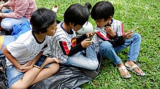 Chlapci v Indonésii hrají hry na svých telefonech. (17. ledna 2023)