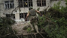 Ukrajinský voják v nedávno osvobozené ukrajinské vesnici Blahodatne (17. června...