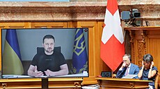 Ukrajinský prezident Volodymyr Zelenskyj promluvil ke lenm výcarského...