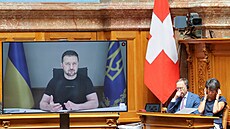 Ukrajinský prezident Volodymyr Zelenskyj promluvil ke členům švýcarského...