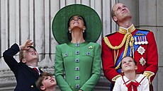 Princ George, princ Louis, princezna Kate, princezna Charlotte a princ William...
