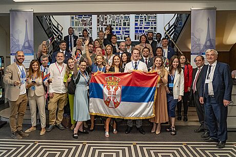 Srbská delegace na 172. valném shromádní BIE po vyhláení výsledk volby...