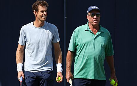 Ivan Lendl (vpravo) pipravuje Andyho Murrayho na blíící se Wimbledon.