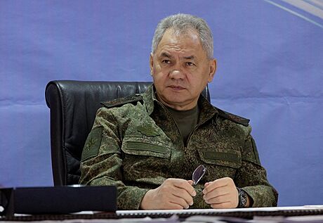 Ruský ministr obrany Sergej ojgu navtívil ruské vojáky bojující na Ukrajin,...