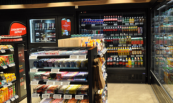 Na berlínském nádra�í Ostbahnhof je nov� otev�en obchod, ve kterém se lidé...