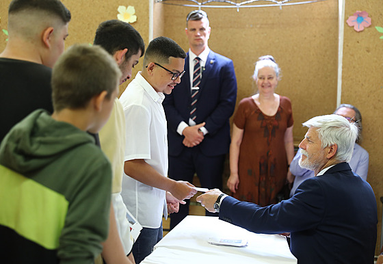 Prezident Petr Pavel s man�elkou p�i svých výjezdech do kraj� nav�tívil Prahu....