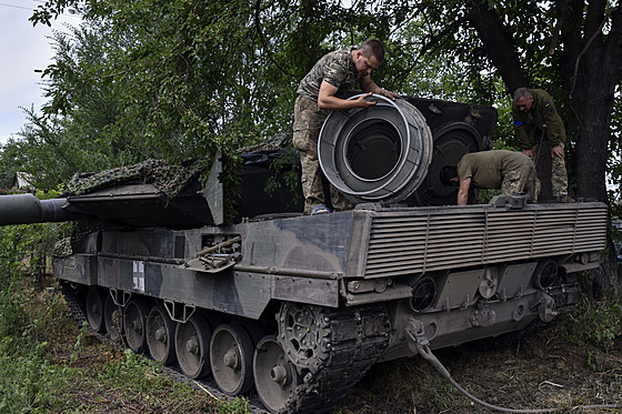 Ukrajinští vojáci opravují tank Leopard 2 v Záporožské oblasti na Ukrajině....